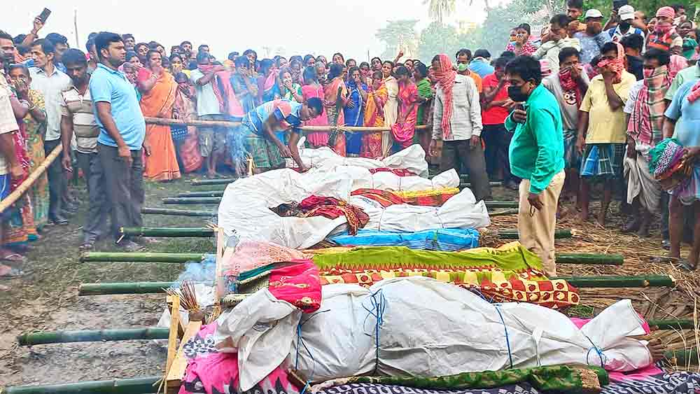 মর্মান্তিক: দুর্ঘটনায় মৃতদের দেহ সুলতানপুরে পৌঁঁছনোর পর গ্রামবাসীদের ভিড়।