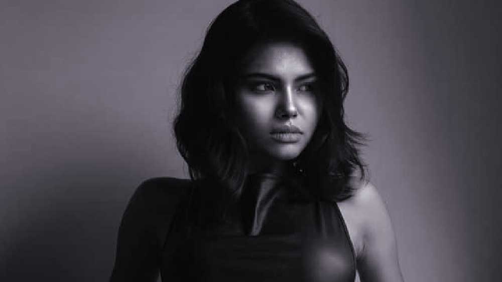 মায়ের কথায় স্পষ্ট, মঞ্জুষার স্বামী তাঁকে কাজের জায়গায় পৌঁছে দিতে চাইলেও বিষয়টি পছন্দ করতেন না মঞ্জুষা। এ নিয়ে মায়ের সঙ্গে বেশ ক’য়েক বার কথা কাটাকাটিও হয়েছে তাঁর। জোর করলে রেগে গিয়ে মাকে বলেছেন, ‘তুমি তোমার জামাইকে নিয়েই থাকো।’