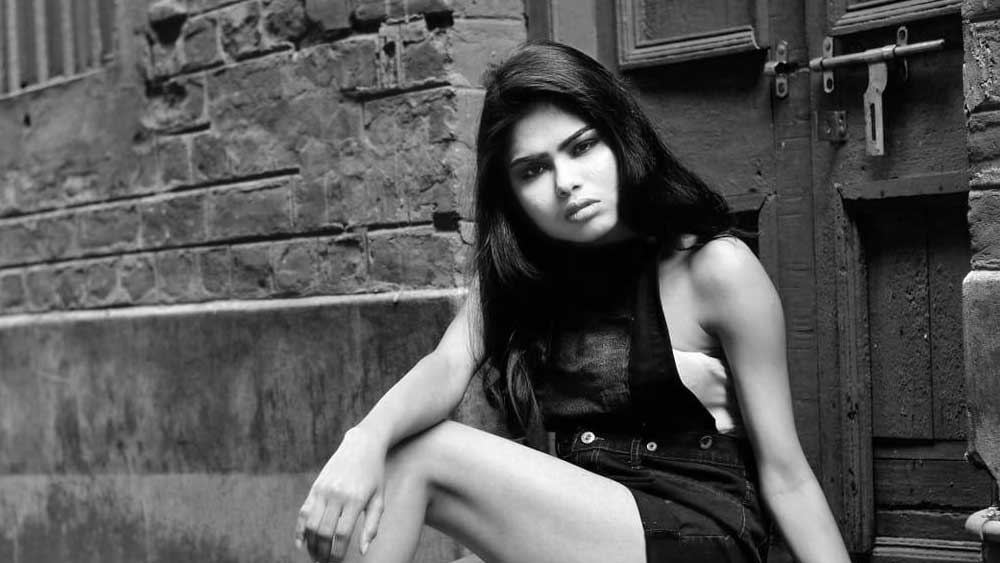 অত্যাচার সহ্য করতে না পেরেই সম্পর্কটি থেকে বেরিয়ে আসেন মঞ্জুষা। তারপরই প্রেমে পড়েন বর্তমান স্বামীর। এবং বিয়ে। তবে স্বামীর সঙ্গে তাঁর বয়সের ফারাক ছিল অনেকটাই।