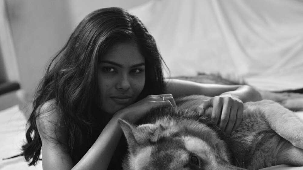 বাবা ছিলেন সরকারি চাকুরে। এক ভাই আছে মঞ্জুষার। চার জনের সচ্ছল পরিবার। মঞ্জুষার মা তাঁকে বুঝিয়েছিলেন, কাজ নিয়ে অযথা চিন্তা করার প্রয়োজন নেই। 