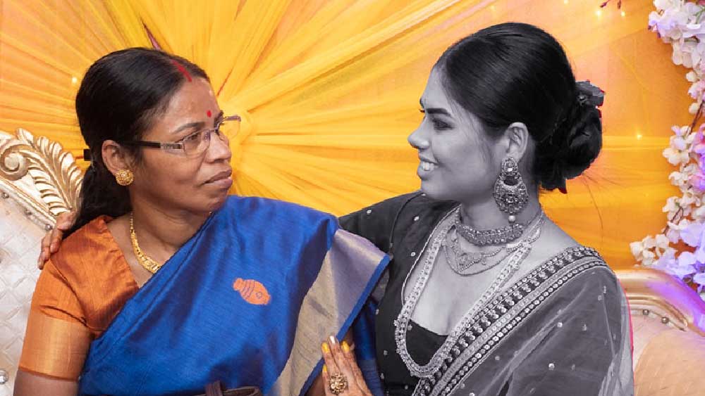 আড়াই মাস আগেও অশান্তির পর এক বার বারান্দা থেকে ঝাঁপ দিতে গিয়েছিলেন বলে জানিয়েছেন বলেছেন মঞ্জুষার মা। তিনি বলেন, ‘‘সে সময় ওকে জামাই বাঁচিয়েছিল।’’