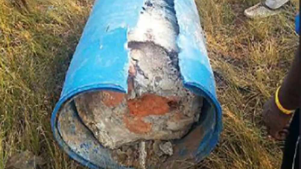 কৌতূহলের বশে তাঁরাই সেটি জল থেকে টেনে তোলেন। তবে তার মধ্যে বিশেষ কিছুই মেলেনি। বরং তাতে জমানো সিমেন্ট ঠাসা ছিল। হতাশ হয়ে পিপেটি নিয়ে গিয়ে একটি পরিত্যক্ত মাঠে ফেলে দেন জেলেরা। 