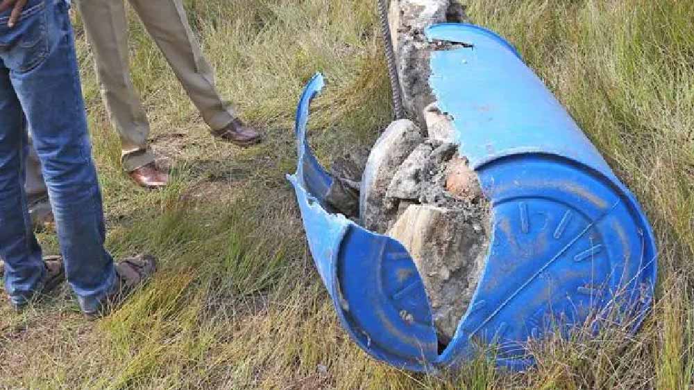 কেন এত পচা গন্ধ বেরোচ্ছে, তা দেখতে পিপেটি কেটে দু’টুকরো করতেই শিউরে উঠেছিলেন স্থানীয়েরা। সিমেন্ট জমানো পিপের ভিতরে রয়েছে একটি দোমড়ানো-মোচড়ানো কঙ্কাল!