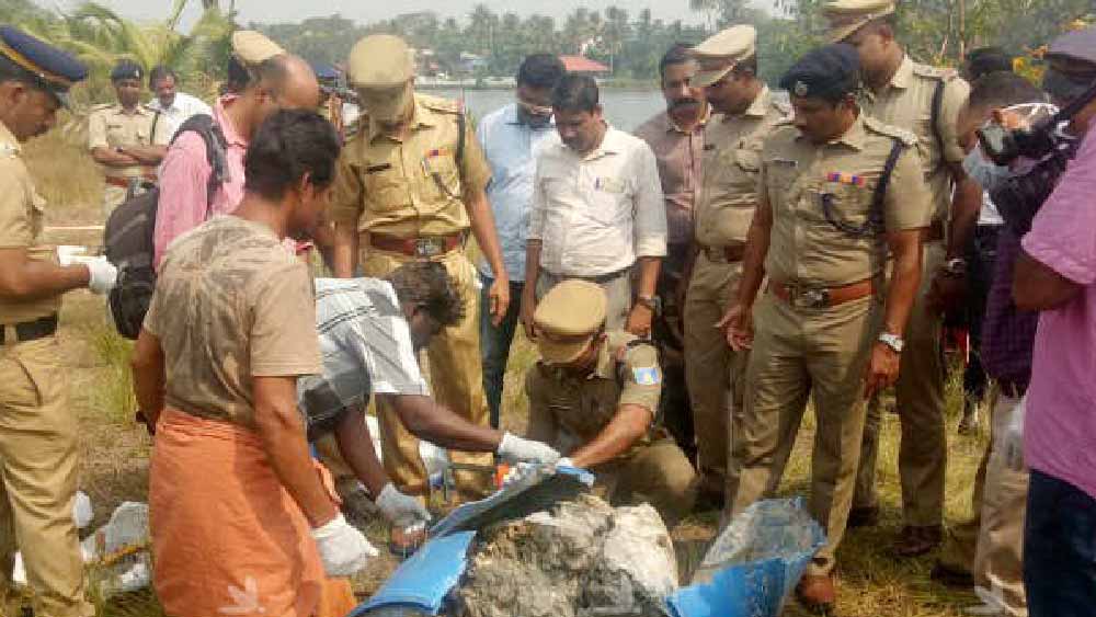 কী ভাবে তদন্তে সাহায্য করেছিল একটি স্ক্রু? উন্মেষের কথায়, ‘‘ময়নাতদন্তের সময় ব্রাশ দিয়ে কঙ্কালের হাড়গোড় পরিষ্কার করার সময় দেখি, বাঁ-গোড়ালিতে একটি সাড়ে ৬ সেন্টিমিটারের স্ক্রু আটকানো। ওই গোড়ালিটা ভাঙা বলে মনে হচ্ছে।’’