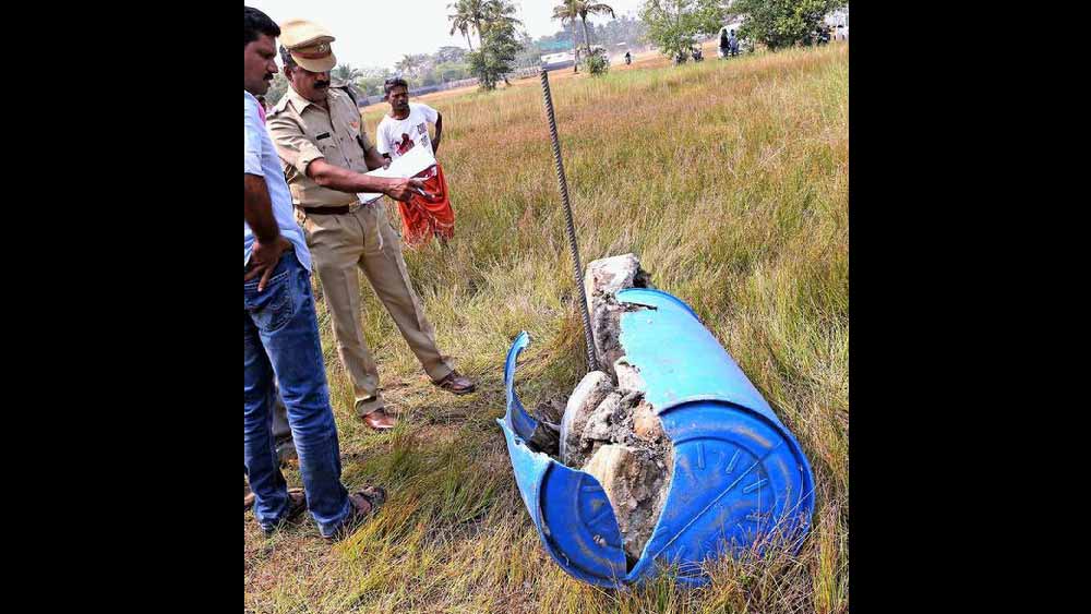 উন্মেষ আরও বলেছিলেন, ‘‘স্টেনলেস স্টিলের এই ধরনের স্ক্রু সাধারণত ভাঙা অস্থির অস্ত্রোপচারে ব্যবহৃত হয়। এ ক্ষেত্রে ভাঙা হাড় জোড়া লাগানোর জন্য মহিলার গোড়ালিতে ওই স্ক্রু লাগানো হয়েছিল।’’