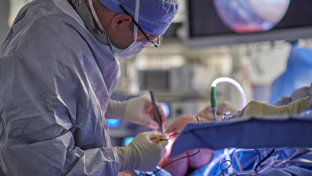 স্ক্রু-এর বিষয়টি প্রকাশ্যে আসতেই তদন্তকারীদের সামনে আচমকাই যেন একটি দরজা খুলে যায়। খুঁটিয়ে দেখার পর নজরে আসে, স্ক্রু-র গায়ে খোদাই করা উৎপাদনকারীর নাম— ‘পিটকার’। রয়েছে একটি ব্যাচ নম্বরও।