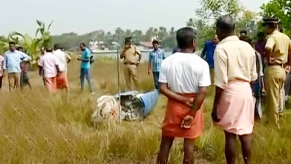 ভাড়াবাড়িতে থাকাকালীন একটি পথদুর্ঘটনার পর শকুন্তলার ছেলে প্রমোদ আত্মহত্যা করে বলে দাবি। মেয়ে অস্বতীর বিয়ের পর একাই থাকতেন শকুন্তলা। তবে বিয়ের কয়েক বছরের মাথায় শ্বশুরবাড়ি ছেড়ে মায়ের কাছে চলে আসেন অস্বতী। তদন্তকারীদের দাবি, সে সময় থেকেই শকুন্তলার সংসারে আরও এক বার ঝামেলার সূত্রপাত। 
