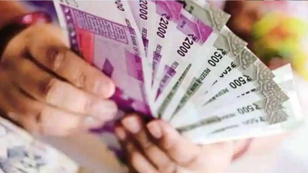  কখনও ভেবেছেন এই সংস্থাগুলির কর্মচারীদের বেতনই এত লোভনীয় হলে কত বেতন হতে পারে সিইও-দের? এই সব সংস্থাগুলির সিইও-দের বার্ষিক বেতন জানতে পারলে আপনার চোখ কপালে উঠবে।