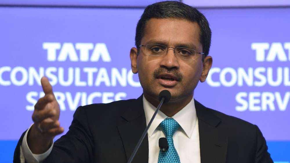 গোপিনাথনের বার্ষিক প্যাকেজের মধ্যে তাঁর প্রাপ্ত বেতন ১.৫১ কোটি টাকা। ভাতা এবং অন্যান্য সুবিধা বাবদ তিনি ২.২৫ কোটি টাকা পান। আর বছরে প্রায় ২২ কোটি টাকা কমিশন হিসেবে পান গোপিনাথন।