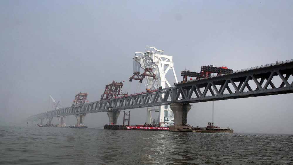 কলকাতা থেকে ঢাকার দূরত্ব দেড়শো কিলোমিটার কমছে! আগে এ পার বাংলার রাজধানী থেকে ও পার বাংলার রাজধানীতে পৌঁছতে ৪০০ কিলোমিটার রাস্তা পেরোতে হত। জুন মাসের শেষের দিকে ২৫০ কিলোমিটার গেলেই চলবে।