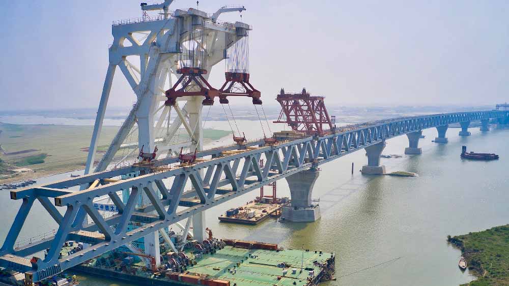 তা বলে যদি মনে করেন, কলকাতাকে ঢাকার কাছাকাছি আনতেই নদীর উপর সার সার পিলার গেঁথে প্রায় ১০ কিলেমিটার দীর্ঘ সেতু বানাচ্ছে বাংলাদেশ, তবে মস্ত ভুল হবে।