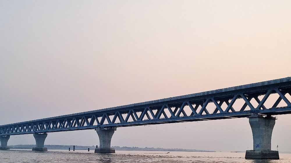 নিরাপত্তার আর একটি ব্যবস্থা পদ্মা সেতুর মর্যাদা বাড়িয়ে দিয়েছে। পদ্মা সেতুর ভূমিকম্প প্রতিরোধ ব্যবস্থা বা ‘ফ্রিকশন পেন্ডুলাম বিয়ারিং’ পৃথিবীর অন্য সব সেতুর চেয়ে অনেক বেশি। প্রায় ১০ হাজার টন। এই ক্ষমতায় এই সেতু রিখটার স্কেলে ৯ মাত্রার ভূমিকম্পেও অনায়াসে টিকে যাবে।