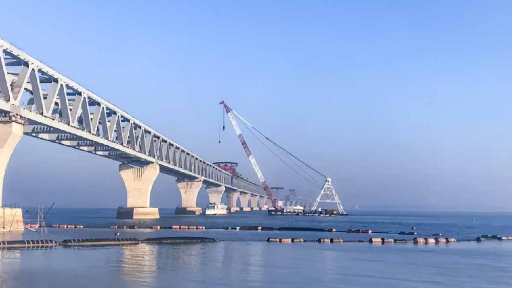 ২০১০ সাল থেকে সেতুটির পরিকল্পনা করছে বাংলাদেশ সরকার। প্রথমে এই সেতুর জন্য বিশ্ব ব্যাঙ্কের অর্থ সাহায্য করার কথা ছিল বাংলাদেশকে। কিন্তু শেষ মুহূর্তে বিশ্ব ব্যাঙ্ক বেঁকে বসে।