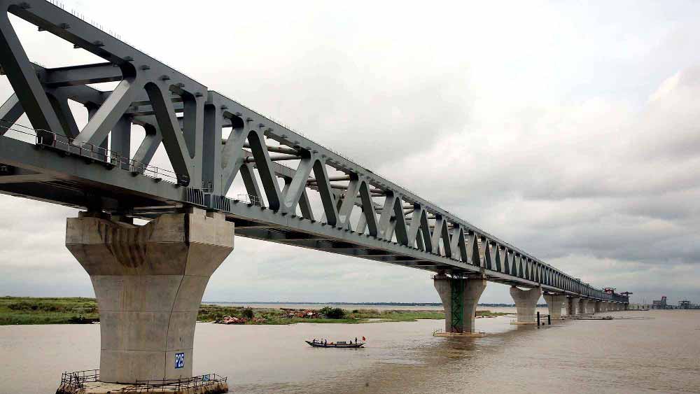 শেষে বাংলাদেশ সরকারই দায়িত্ব নিয়ে আসরে নামে। সেতু তৈরির টেন্ডার ডাকা হয়। আগ্রহ দেখায় একাধিক চিনা সংস্থা। তাদের মধ্যেই একটিকে পছন্দ করে বাংলাদেশ। গত প্রায় আট বছর ধরে তারাই তিলে তিলে তৈরি করেছে পদ্মা সেতুকে, যা আগামী জুনে সম্পূর্ণ হওয়ার কথা।