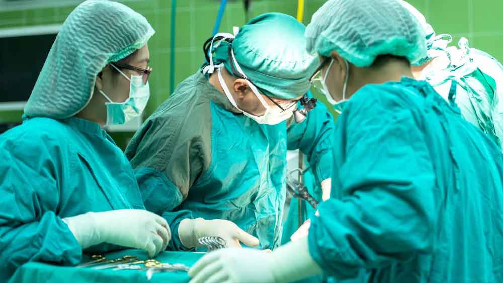 উন্মেষ বলেন, ‘‘স্ক্রু-র ব্যাচ নম্বর মিলিয়ে দেখা যায় যে ২০১৬ সালের সেপ্টেম্বরে ত্রিপুনিথুরায় ভিকেএন হাসপাতালে অস্ত্রোপচার হয়েছিল শকুন্তলার। সে সময় একটি পথদুর্ঘটনায় তাঁর গোড়ালির হাড় ভেঙে গিয়েছিল। সেই চিকিৎসায় অস্ত্রোপচারের সময় তাঁর গোড়ালিতে ওই স্ক্রু-টি লাগানো হয়েছিল।’’