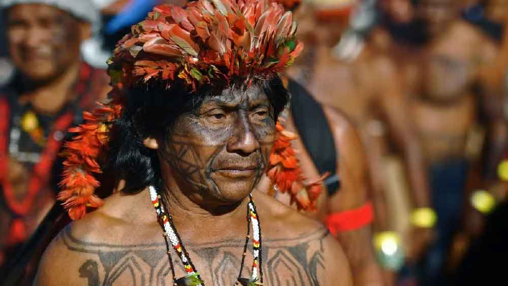 বিংশ শতাব্দীর শেষ পর্যন্ত মনে করা হত, আমাজন অঞ্চলের বাসিন্দারা মূলত শিকারি উপজাতির। এবং আমাজন অঞ্চলের দক্ষিণ-পশ্চিম প্রান্তে থাকা মোজোস সমভূমিতে বছরে কয়েক মাস বন্যা হওয়ার কারণে এই এলাকার বাসিন্দারা স্থায়ী বসতি তৈরি করতে পারেন না।