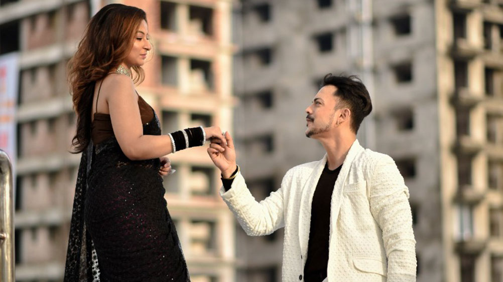 সাতপাক ঘুরেই ফেললেন ধারাবাহিক ‘মন ফাগুন’-এর ‘ড. ময়ূখ’! না না, পাত্রী ঋষিরাজের দিদি রুশা নন। দীর্ঘ দিনের বান্ধবী অর্পিতা তিওয়ারি। বিয়ের আগে জমিয়ে ফোটোশ্যুট দু’জনের। পর্দার খোলস ছেড়ে ‘ড. ময়ূখ’ এ দিন বাস্তবের অভিনেতা হৃতজিৎ চট্টোপাধ্যায়।