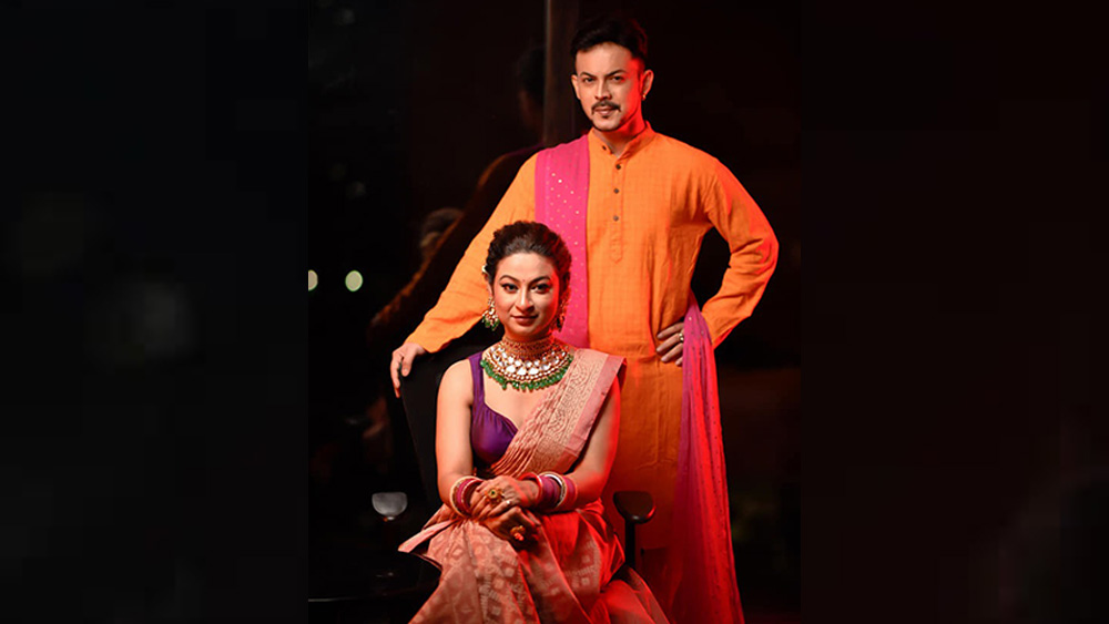 কোনও দিন তাঁদের পোশাকে উজ্জ্বল আর পেলব কমলার যুগলবন্দি, কোনও দিন তাঁরা সাদা-কালো। এ ভাবেই হাঁটু মুড়ে বসে চেনা ভঙ্গিতে অর্পিতাকে প্রস্তাব হৃতজিতের, “তুমি আমায় বিয়ে করবে?”