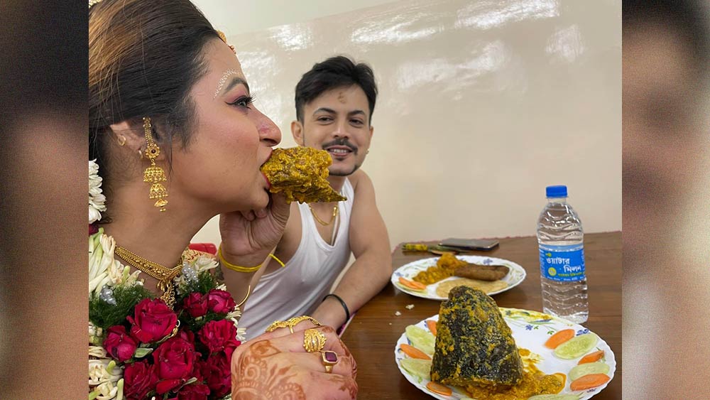 সেই ভালবাসা বৌভাতের সকালেও। নিজের হাতে নতুন বৌকে মাছের ল্যাজা খাইয়ে দিয়েছেন হৃতজিৎ। অর্পিতা কর্তার পাতে পরিবেশন করেছেন মুড়ো।