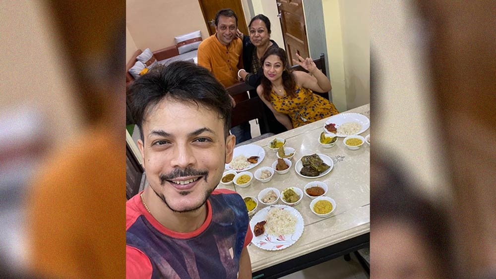 এরই ফাঁকে আইবুড়ো ভাত। দিদির বাড়িতে জমিয়ে যুগলে। ‘মাছ, মিষ্টি অ্যান্ড মোর’ তাঁদের পাতে!