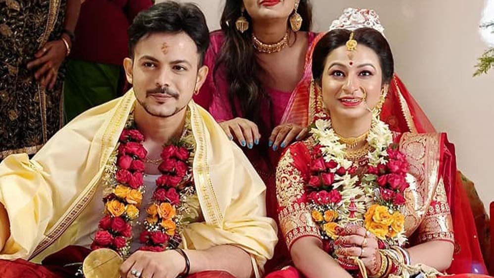 বিয়ের দিন লাল বেনারসিতে পঞ্জাবি কনে, বাঙালি বধূ। কপালে চন্দন, সালঙ্কারা অর্পিতা। লাল ধুতিতে যোগ্য সঙ্গত হৃতজিতের। গায়ে গরদের জোড়।