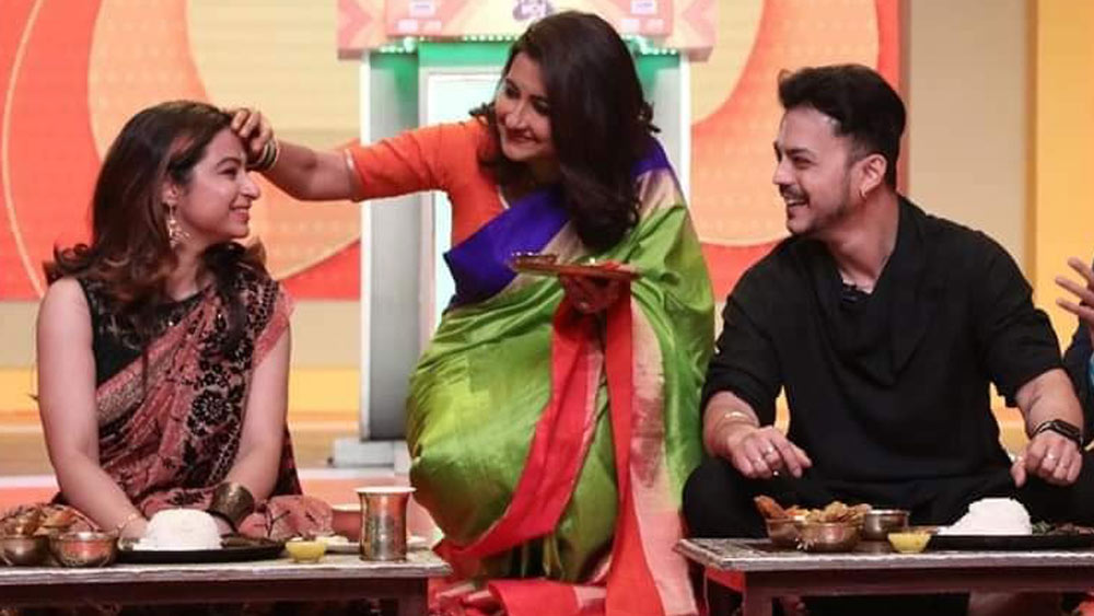 সবচেয়ে অভিনব আইবুড়ো ভাত ‘দিদি নং ১’ শো-তে। কপালে তেল-হলুদ ছুঁইয়ে, মাথায় ধান-ধুব্বো রেখে আশীর্বাদ স্বয়ং রচনা বন্দ্যোপাধ্যায়ের। সেখানেও ছিল এলাহি খানা। এখানেই ফাঁস তাঁদের প্রেমের কাহিনি।