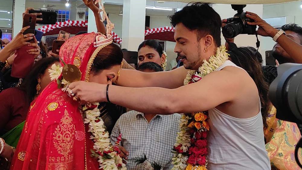 নিয়ম মেনে মালাবদল, সপ্তপদী কিচ্ছু বাকি থাকেনি। হৃতজিৎ কি নিজের মালা অর্পিতার গলায় পরানোর সময় গুনগুনিয়ে উঠেছিলেন, ‘বাঁধনে বাঁধিব তোমায়...’?