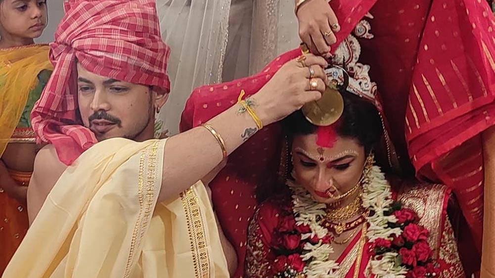 মন্ত্র পড়ে যজ্ঞ। তাতে খইয়ের আহুতি। তার পরেই সিঁদুরদান। অর্পিতা সে দিন থেকেই শ্রীমতী চট্টোপাধ্যায়।