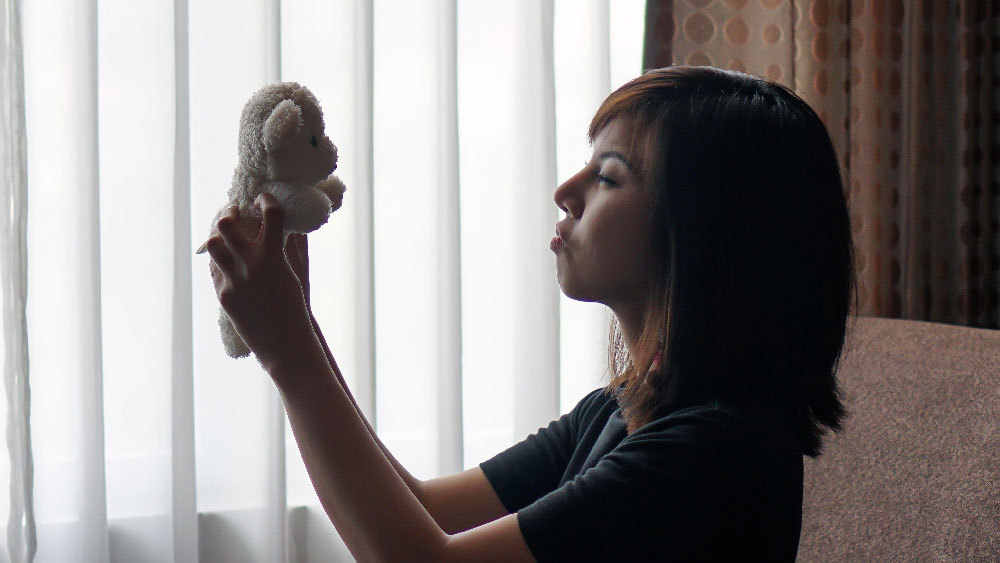 মনের মতো সঙ্গীর অভাব। সঙ্গী থাকলেও তাঁর সঙ্গে বনিবনা হচ্ছে না। এমন সমস্যা ঢাকতে মানুষ অনেক সময় আদর-পুতুলদের নিজের সঙ্গী হিসেবে বেছে নিচ্ছেন। ফলে আদর-পুতুল নিয়ে মানুষের উৎসাহ এবং চাহিদা দিন দিন বাড়ছে।