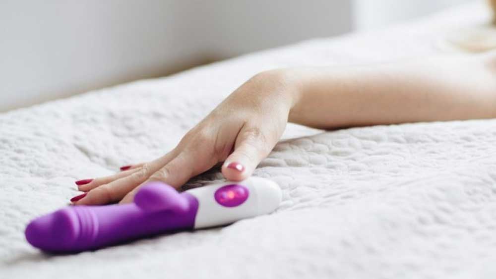 আমরা যেমন ফেসবুক ব্যবহার করি, তেমনই আদর-পুতুল ব্যবহারকারী এবং তাঁদের ভক্তদের জন্যও একটি বিশেষ নেটমাধ্যম রয়েছে। যেটিকে তাদের ‘ফেসবুক’ও বলা হচ্ছে।