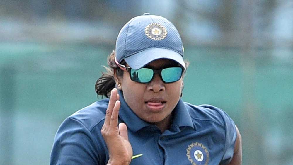 ভারতীয় দলের অনুশীলনে ঝুলন।