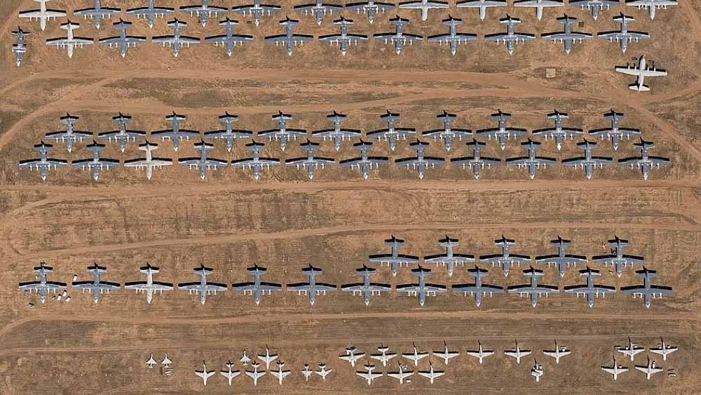 শরীরে জমেছে ধুলো, কারও ডানায় ধরেছে মরচে। তবু কেউ কেউ এখনও বীরবিক্রমে ওড়ার অপেক্ষায় বসে। চায় শত্রুপক্ষকে গুঁড়িয়ে দিতে। কিন্তু তার বেশিরভাগ সঙ্গীই মৃতপ্রায়। 