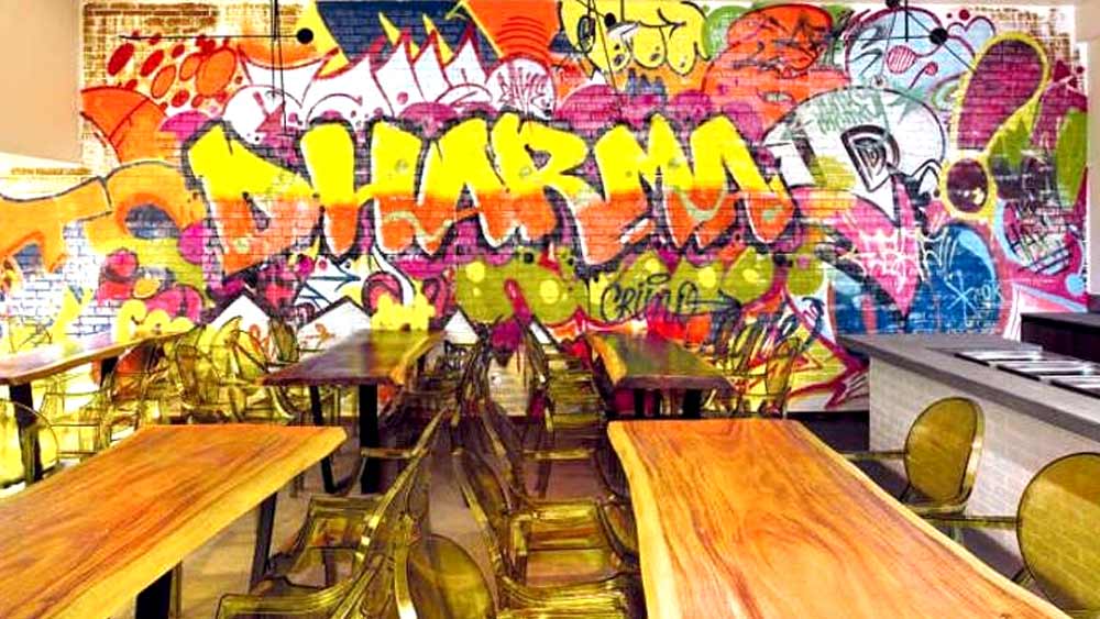 এই বাড়িতেই রয়েছে ধর্ম প্রোডাকশন্সের অফিস। বিশালাকার অফিসে বসার জায়গা ছাড়াও রয়েছে একটি ক্যাফেটেরিয়া। প্রায় ১৫০ জন এক সঙ্গে এই ক্যাফেটেরিয়ায় বসে সুন্দর সময় কাটাতে পারেন।