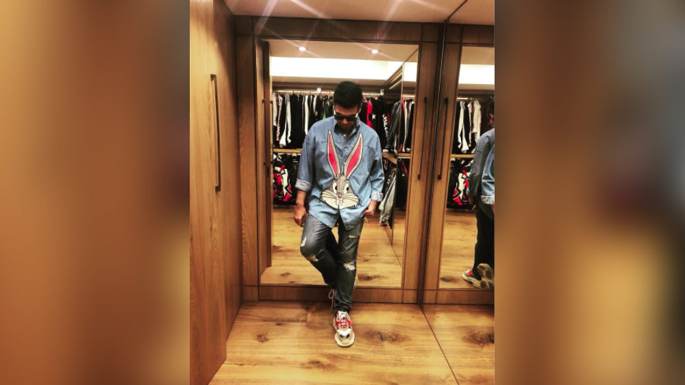 এ ছাড়াও রয়েছে ‘ওয়াক-ইন্ ক্লোসেট’। অর্থাৎ আলমারি হিসাবে একটি আলাদা ঘর ব্যবহার করেন কর্ণ। যে কোনও শৌখিনীর জন্যেই এ যেন এক স্বর্গ!