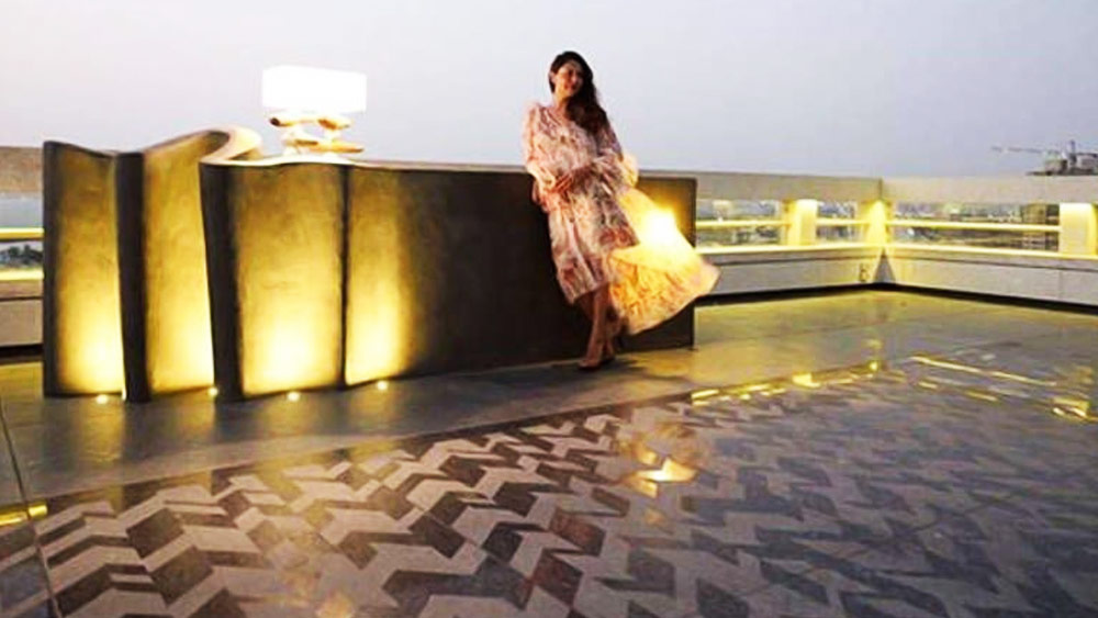 জানা যায়, ভারতের নাম করা ইন্টেরিয়র ডিজাইনার কর্ণ জোহরের বাড়ি সাজিয়েছেন। একই সঙ্গে উঠে আসে শাহরুখ-পত্নী গৌরী খানের নাম। তিনি এবং সিমোনে দুবা পান্ডোলে কর্ণের ডুপ্লে বাড়িটির ভোলবদল করেছেন।