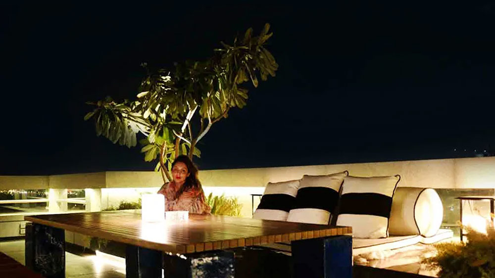 তবে, পুরো বাড়ির মধ্যে সবচেয়ে সুন্দর জায়গা ছাদের উপরে বসার জায়গা। সান্ধ্যকালীন আড্ডার জন্যে এই ছাদেই অতিথিদের সমাগম ঘটে কর্ণের বাড়িতে। গৌরী নিজেই এই জায়গাটি সাজিয়েছেন।