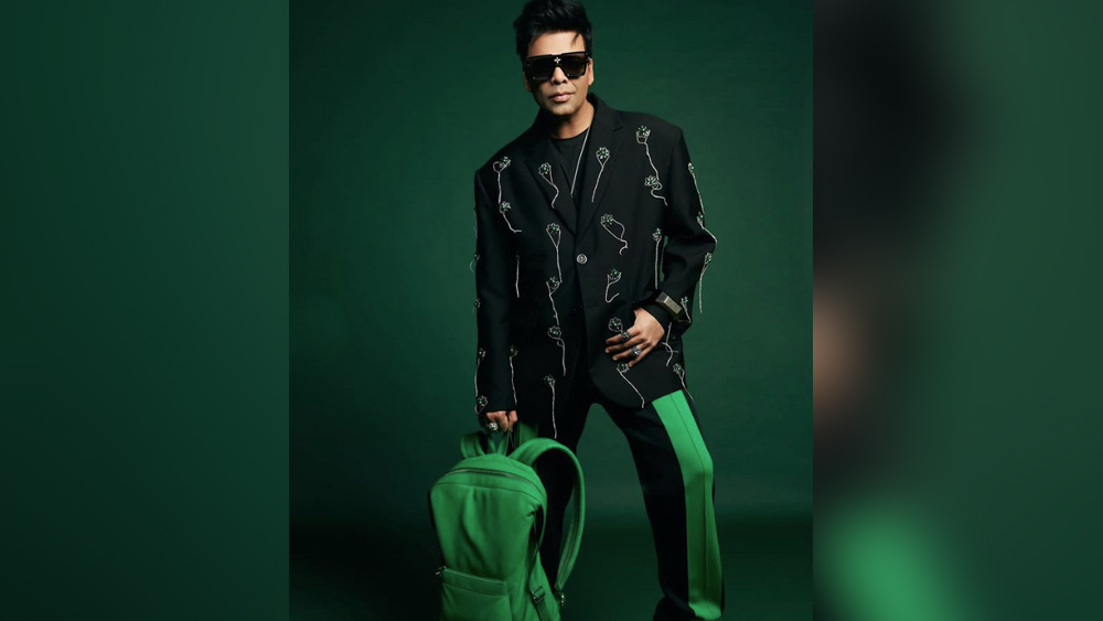 বিমানবন্দরের বাইরে কর্ণকে ক্যামেরাবন্দি করলেই নজর পড়ে তাঁর হাতে ঝোলানো লেদার ব্যাগের দিকে। জামা-জুতো ছাড়া ব্যাগ সংগ্রহ করারও শখ রয়েছে কর্ণের। ব্র্যান্ড অনুযায়ী, এক একটি ব্যাগের মূল্য এক থেকে দু’লক্ষ টাকা।