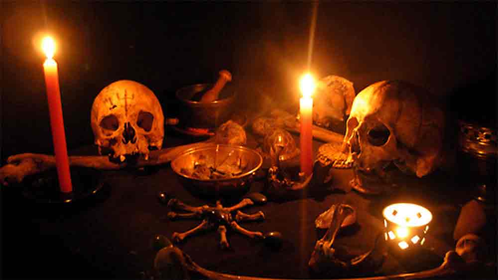 তদন্তকারীদের দাবি ছিল, সুরেশের মতো একমুখী, আপাত-নিরীহ ব্যক্তিকে খুনের পিছনে ভাইয়ে-ভাইয়ে সম্পর্কের টানাপড়েন, সম্পত্তি নিয়ে রেষারেষি, ত্রিকোণ প্রেম বা পরকীয়ার মতো কোনও কারণ ছিল না। বরং এই খুনের সঙ্গে জড়িত রয়েছে কুসংস্কার, তন্ত্রমন্ত্র এবং অবশ্যই গুপ্তধনের সন্ধান।