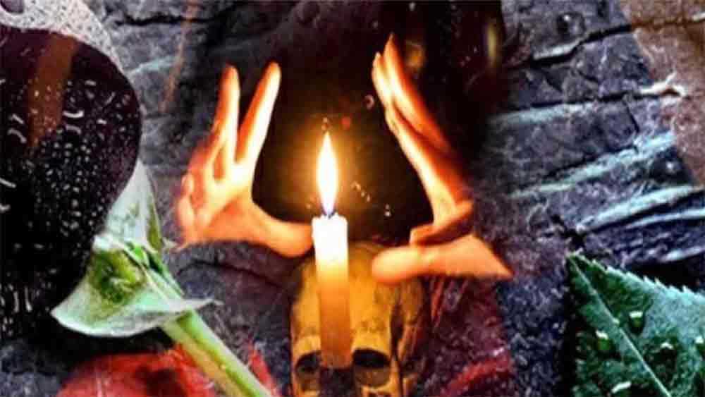 বিলাসপুর জেলার খারকেনা গ্রামে রামপ্রসাদের সঙ্গেই থাকতেন সুরেশ। ঝোঁক বলতে, ইউটিউব দেখে তন্ত্রমন্ত্র শেখা। এবং মাটির তলায় লুকোনো গুপ্তধনের খোঁজ করা।