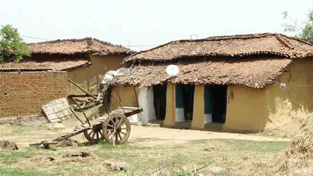 তদন্তকারীরা জানতে পারেন, সুরেশকে খুনের দিন থেকেই গায়েব হয়ে গিয়েছেন তাঁদের পড়শি মাখন দাস। এ বার শুরু হয় মাখন সম্পর্কে খোঁজখবর।