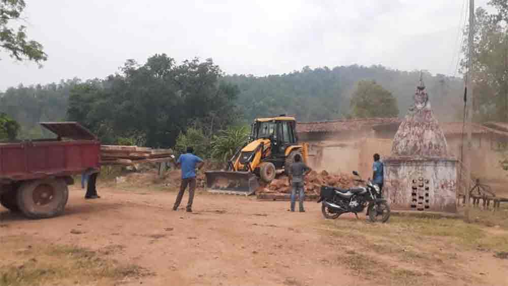 বিলাসপুরের তৎকালীন অতিরিক্ত পুলিশ সুপার রোহিত ঝা এবং হিরী থানার ভারপ্রাপ্ত আধিকারিক শান্তকুমার সাউ জানিয়েছিলেন, প্রাথমিক তদন্তে জানা যায় যে বছর চল্লিশের মাখনও সুরেশের মতো তন্ত্রসাধনা করত।