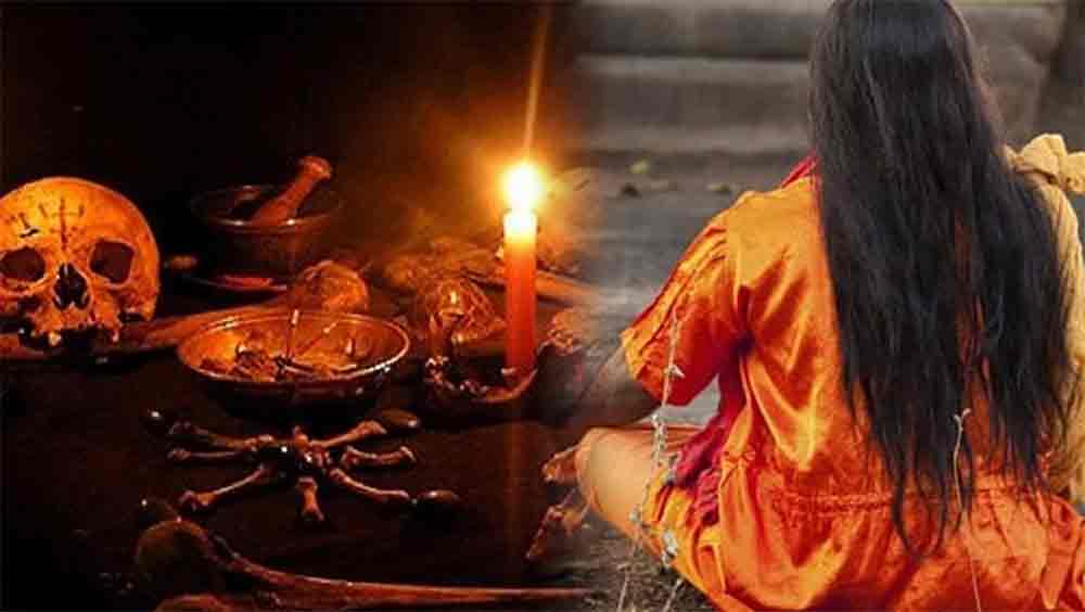 পুলিশের দাবি, তন্ত্রমন্ত্রের সাহায্যে পারিবারিক সমস্যার সুরাহা করে দেওয়ার নামে লোকজনের কাছ থেকে টাকা আদায় করত সুভাষরা। সে জন্য তার কাছে লোকজনদের ধরে আনত মাখন।