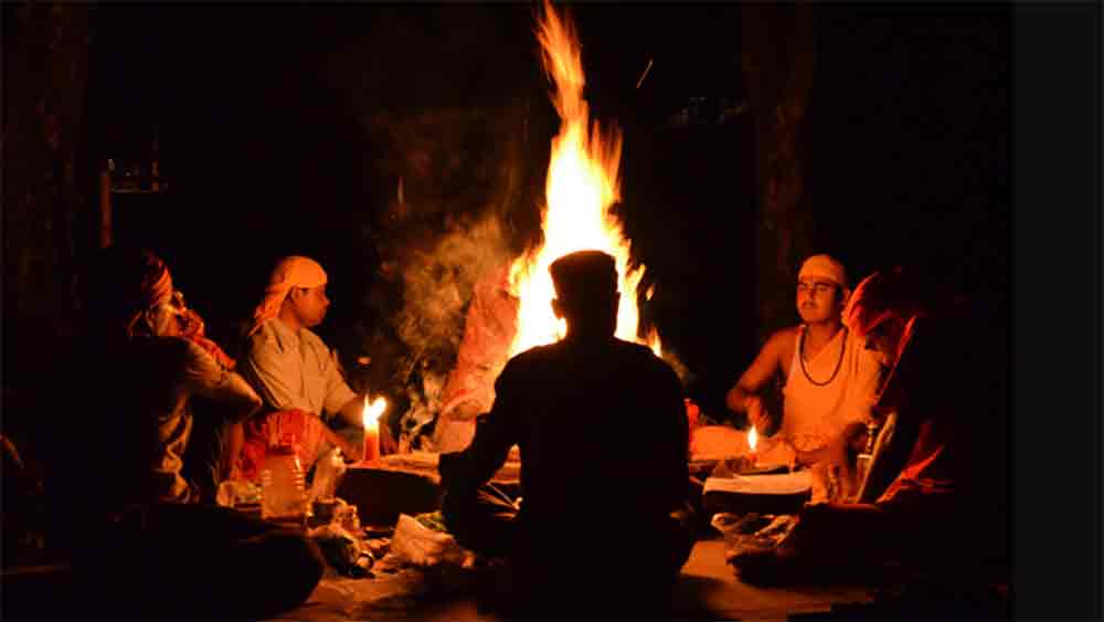 তন্ত্রসাধনার শখই সুরেশকে তাদের কাছে টেনে এনেছিল বলে সুভাষের দাবি। এ ক্ষেত্রে সুরেশের সঙ্গে সুভাষের আলাপ করিয়ে দিয়েছিল মাখন। অভিযুক্তদের দাবি, তিন জন মিলে ইউটিউবের মাধ্যমে তন্ত্রমন্ত্র শিখে তা প্রয়োগ করত। সুভাষই ছিল মাখনের ‘গুরু’। তাদের সঙ্গী ছিল সুরেশ।