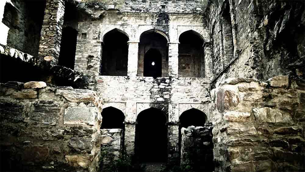 কী ভাবে খুন করা হল সুরেশকে? তদন্তকারীদের দাবি, নবরাত্রির প্রথম অমাবস্যায় সুরেশকে বলি দেওয়া হবে বলে ঠিক করেছিল সুভাষরা। তন্ত্রসাধনার অজুহাতে সুরেশকে গ্রামের বাইরে একটি নির্জন জায়গায় নিয়ে যায় তারা।