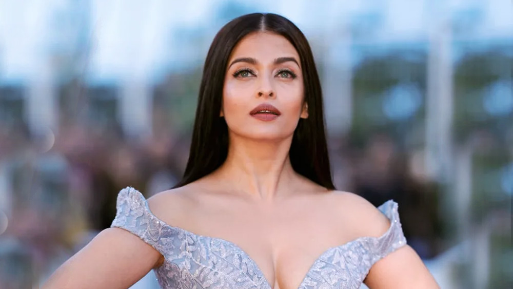 উপার্জনের নিরিখে বর্তমানে বলিউডের শীর্ষস্থানীয় নায়িকাদের মধ্যে অন্যতম ঐশ্বর্যা। শুধু সিনেমা নয়, আরও বহু ভাবেই আয় করেন ঐশ্বর্যা।