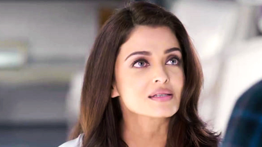 তবে, বিজ্ঞাপন শ্যুট এবং ব্যক্তিগত বিনিয়োগের মাধ্যমেই তিনি অধিক মাত্রায় অর্থ উপার্জন করেন।