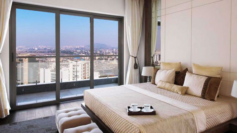 এ ছাড়াও, মুম্বইয়ে বান্দ্রার কাছে এই দম্পতি ২১ কোটি টাকা খরচ করে একটি আবাসন কিনেছেন।