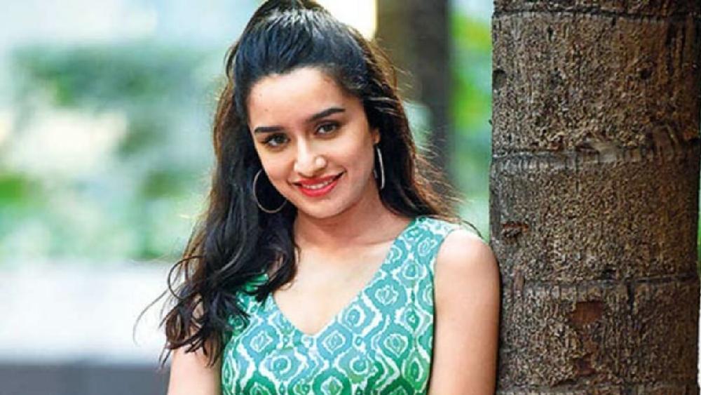 বাড়িতে থাকলে শ্রদ্ধা আইসক্রিম খেতে ভোলেন না।