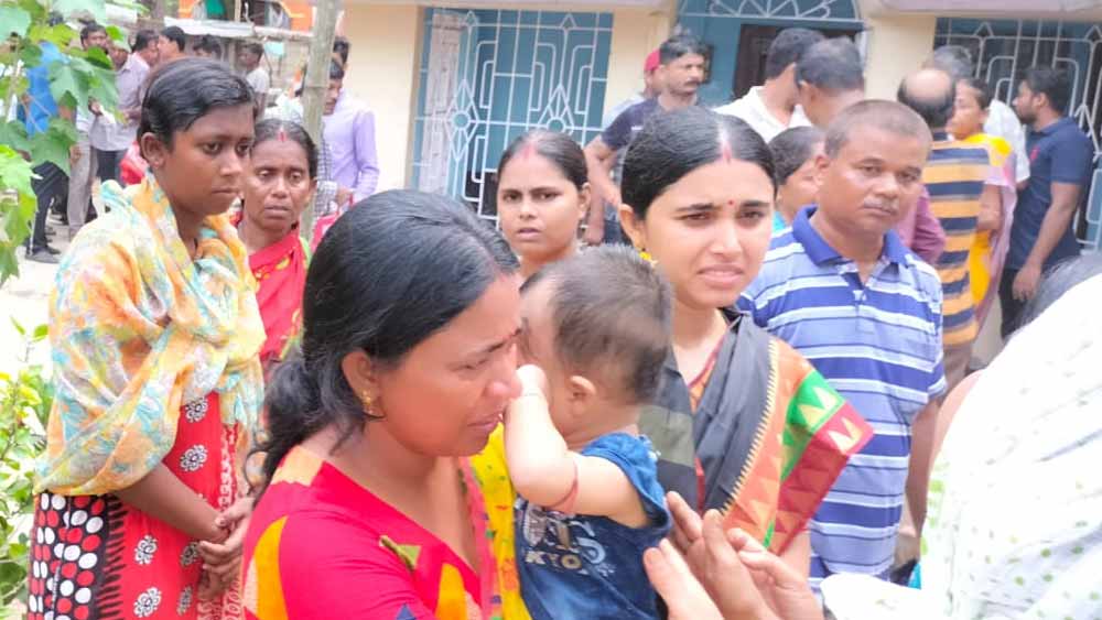আত্মীয়ের কোলে বাপ্পাদিত্যর মেয়ে।