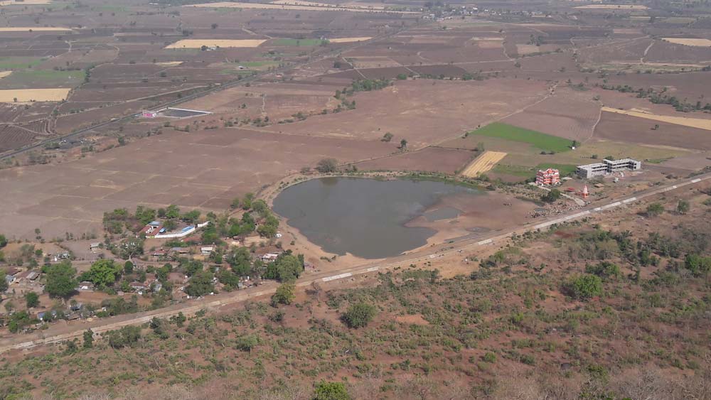 সরকারি ও বেসরকারি বাস পরিষেবা ছাড়াও রেলওয়ে পরিষেবা চালু রয়েছে, কিন্তু মহোদিয়া গ্রাম থেকে সবই রয়েছে পাঁচ থেকে দশ কিলোমিটারের দূরত্বে।